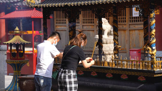 香客烧香拜佛寺庙祈福视频素材模板下载