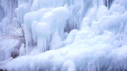 山间冰瀑与平静湖水景观