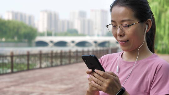 戴运动手表的中国人女性运动前作热身运动