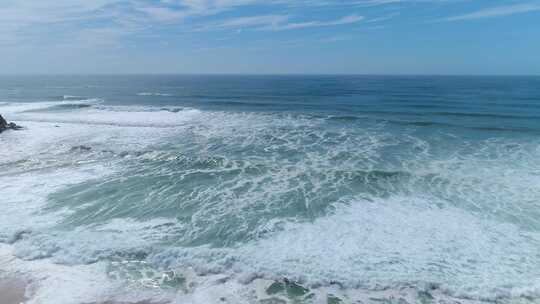 海浪落在沙滩海岸天线上