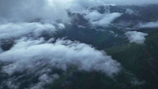 四川甘孜清晨被雾笼罩的稻城亚丁高山风景