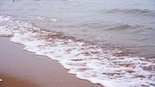 海水拍打在沙滩上