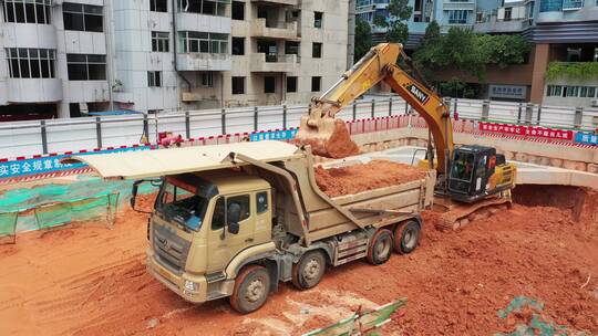 航拍泥头车工地装土道路上行驶