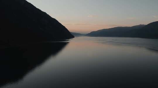 夕阳下的山川和湖泊