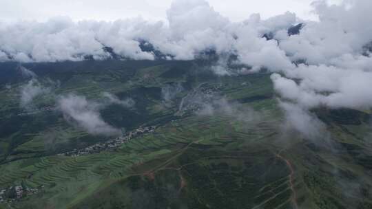 青海平安洪水泉云雾山峰树木航拍视频