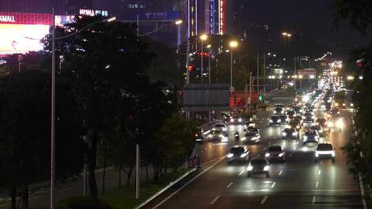 夜晚城市道路车来车往实拍