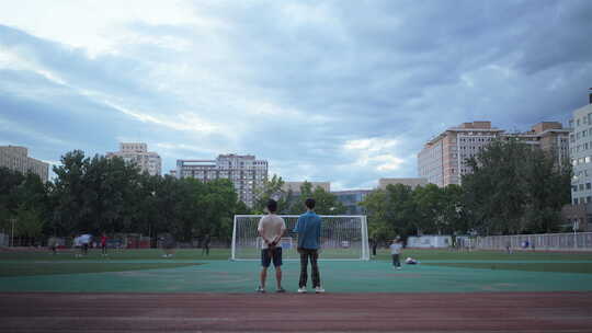 学校操场云彩和运动的人延时，北京语言大学