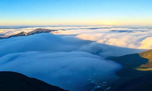 壮观云海环绕山峰的美丽自然景象