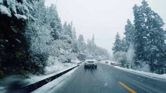 雪天车辆行驶视频素材模板下载