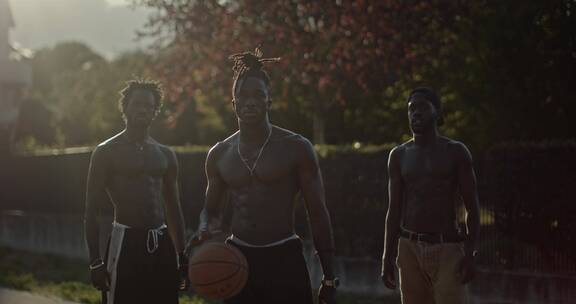赤裸上身黑人男子玩弄篮球