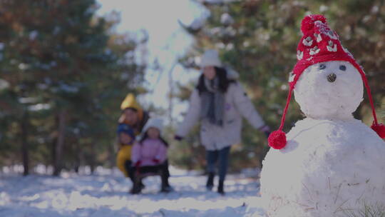 快乐家庭在雪地里玩耍