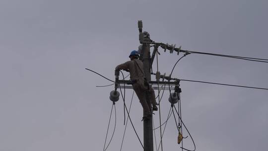 电工电线杆抢修电路修理工雨天安装电线电路视频素材模板下载