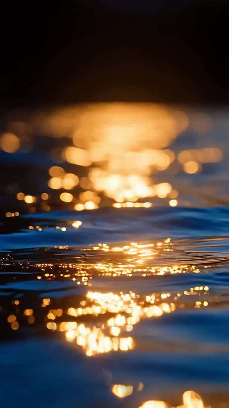 水面金色光影倒影素材