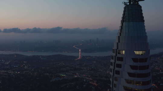 黄昏时分，土耳其伊斯坦布尔山顶上的巨大摩天大楼电视塔，可以看到整个伊斯坦布尔的史诗般景色