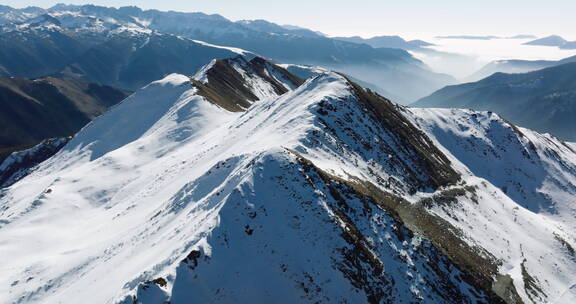 夹金山冬季航拍白雪覆盖山脊