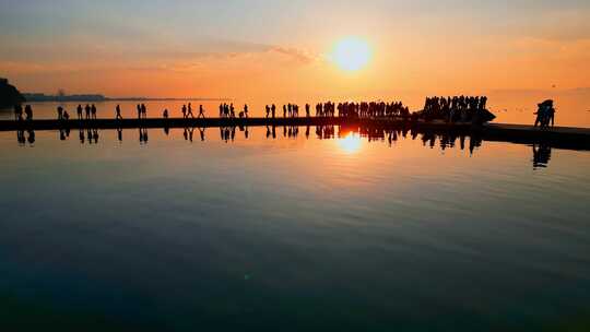 金色夕阳昆明滇池东岸海晏码头游客海鸥