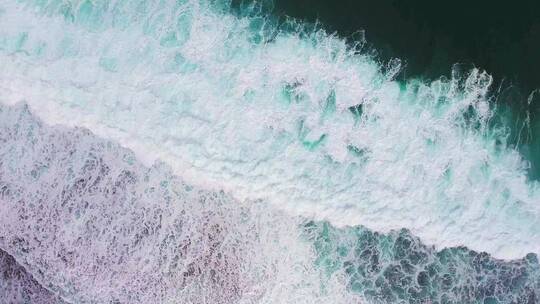 翻滚海浪巨浪拍击大海的鸟瞰图