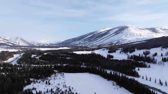 航拍新疆冬季喀纳斯神仙湾晨雾雪山森林雪景