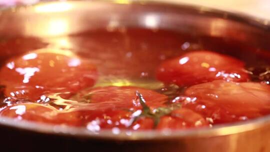清水浸泡清洗西红柿