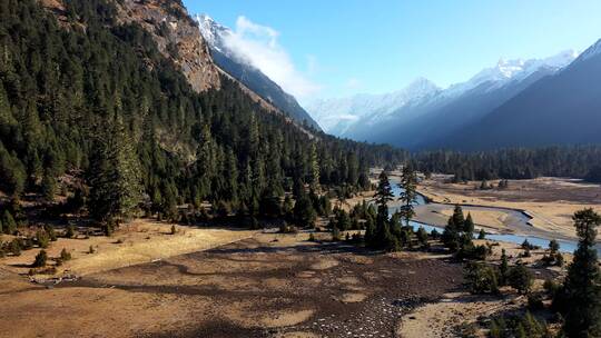 雪山河流航拍