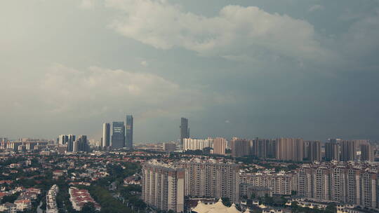 彩虹在雨后出现在城市上方