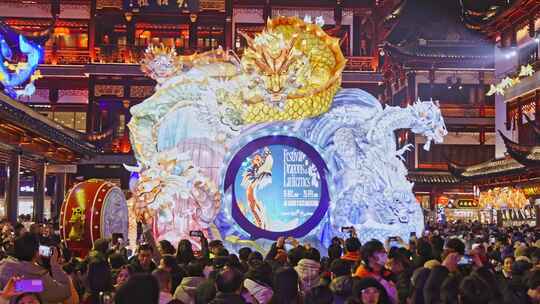 2024年龙年上海豫园灯会灯笼迎新年人流