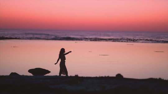 海边日落剪影人物