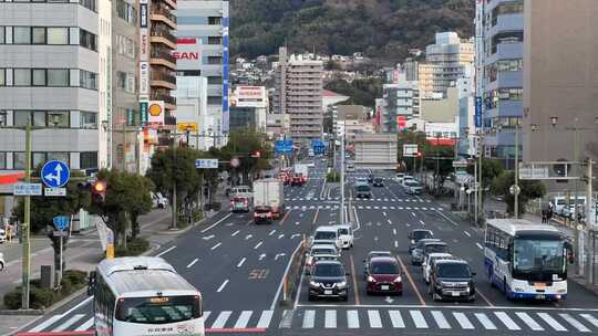 繁忙城市街道的高角度视图