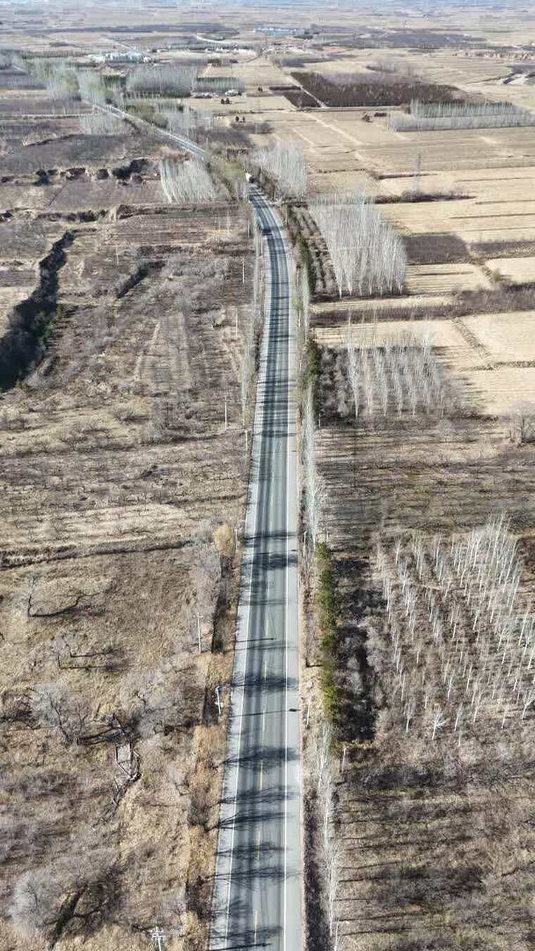 航拍乡村公路田野景象