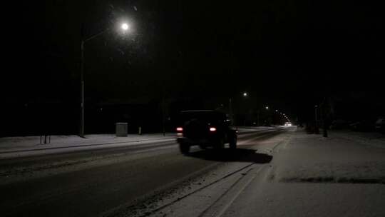 冬天夜晚公路路边汽车驶过