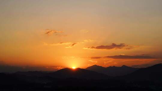 山峰日出延时太阳升起远山群山温暖阳光风景