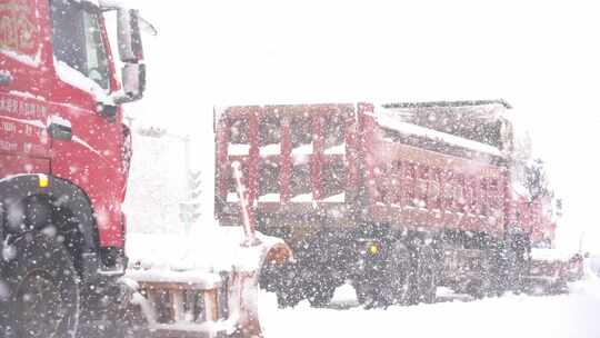 威海高区科技路冬季暴雪街景汽车行人