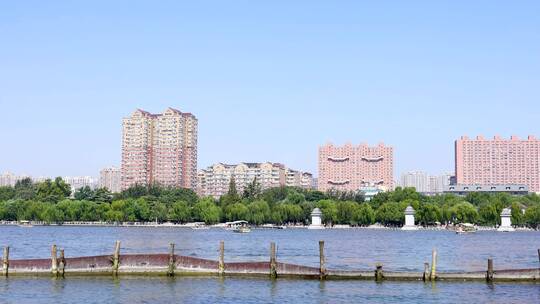 山东济南大明湖公园景区湖面景色与游船游客