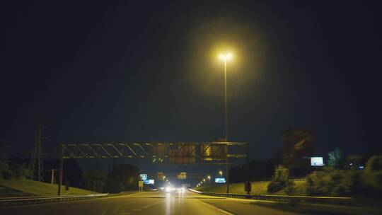 夜间城市道路