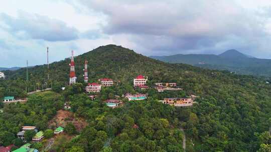 丛林山坡与豪华度假村，空中无人机视图