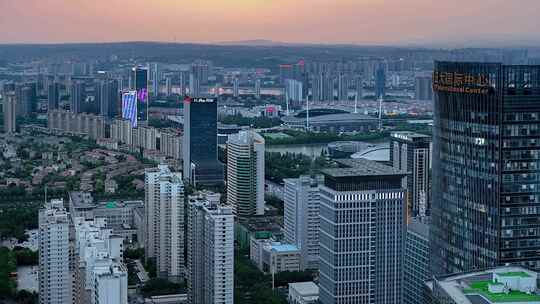 晴空下的洛阳城市航拍