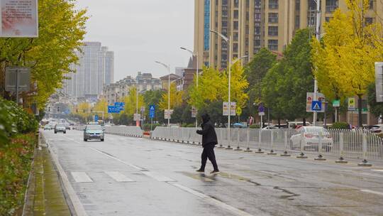 城市秋天伤感下雨街道行人拦出租车