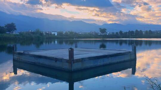 大理的清晨，平静的湖面升起的朝霞