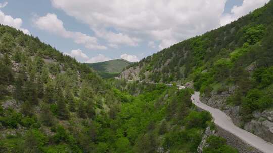 山脉和丘陵之间的道路