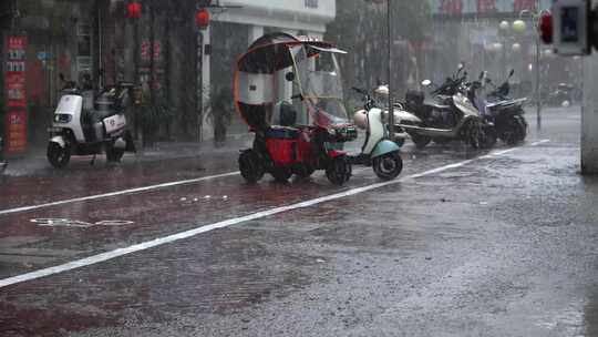 夏天暴雨街道