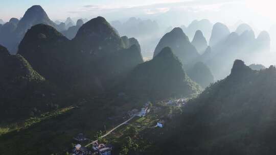 航拍桂林山水漓江晨光中的山峰