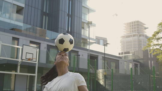 练习控球的女足球运动员视频素材模板下载