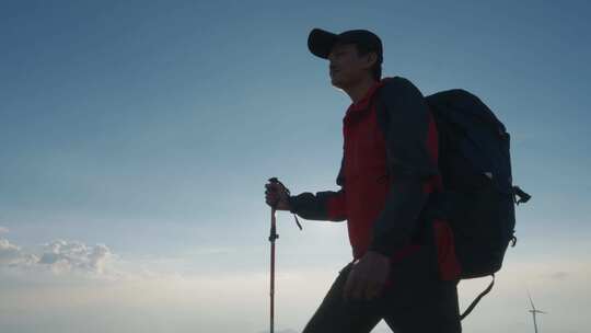 男人徒步登山背包旅行