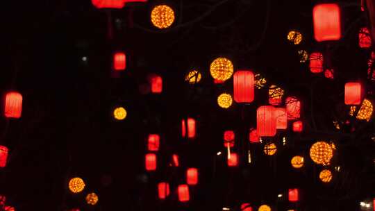 北京模式口大街悬挂的红灯笼