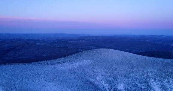 航拍大兴安岭清晨雪色山岭