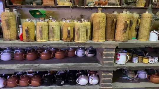 茶馆里的大碗茶和茶瓶