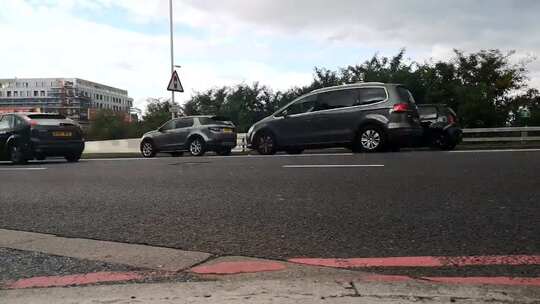 不同种类的汽车通过繁忙的道路