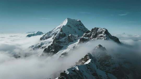 雪山之巅云海翻涌励志震撼史诗风光画面