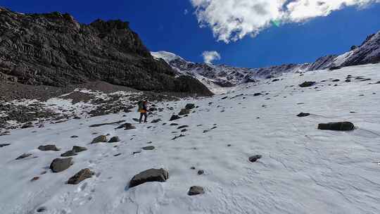 攀登横断山脉勒多曼因雪山的登山者徒步进山