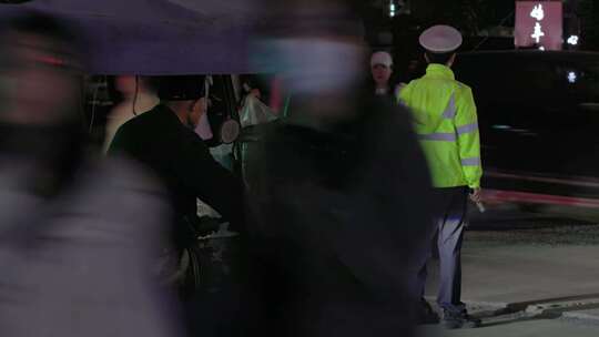 夜色繁忙路口：交警指挥下的行人车流律动